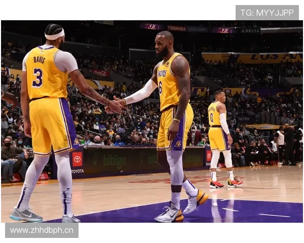 尤因利用内线高位单打拉开防守空间提升球队关键得分效率